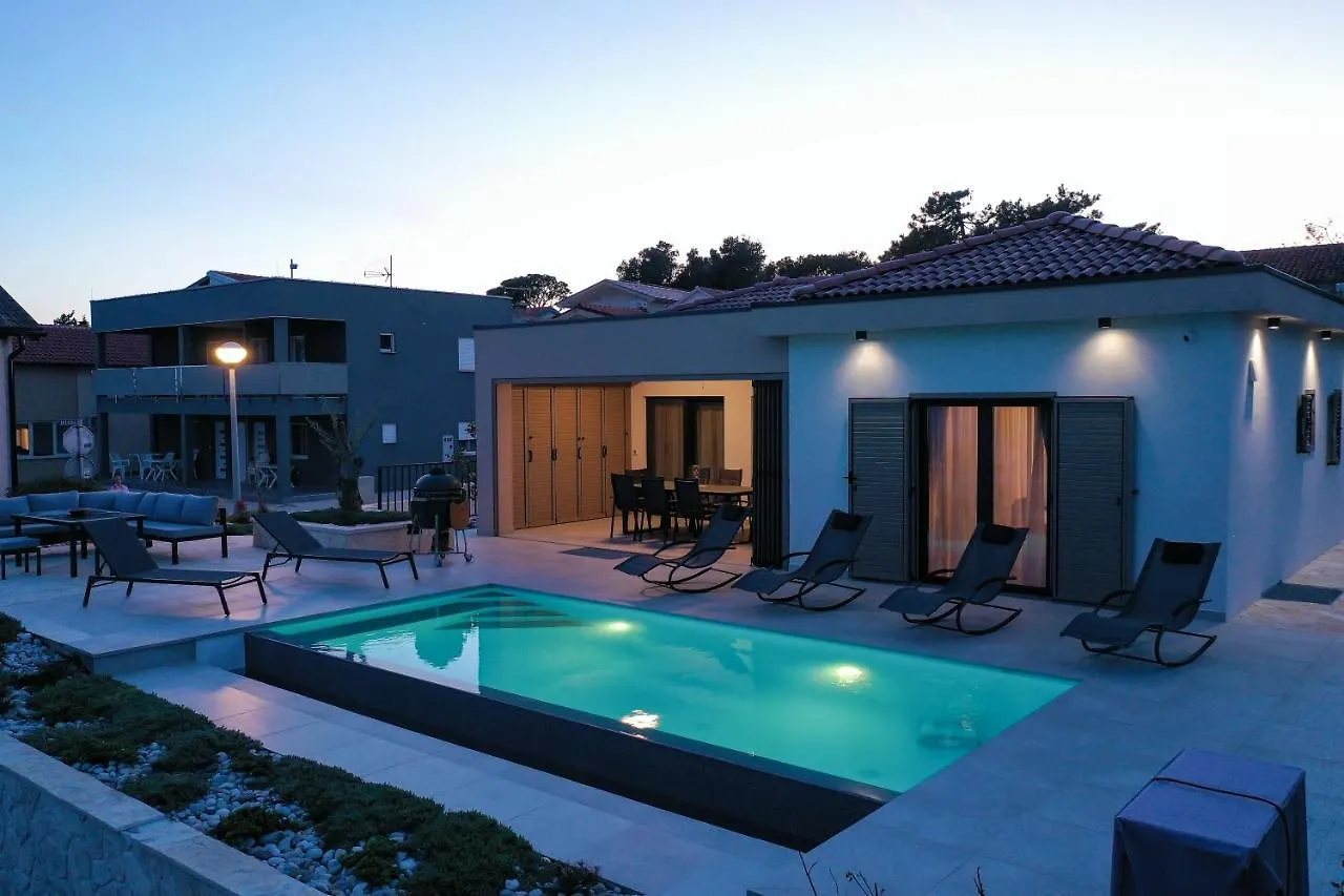 Villa Nessi Vir 0*,