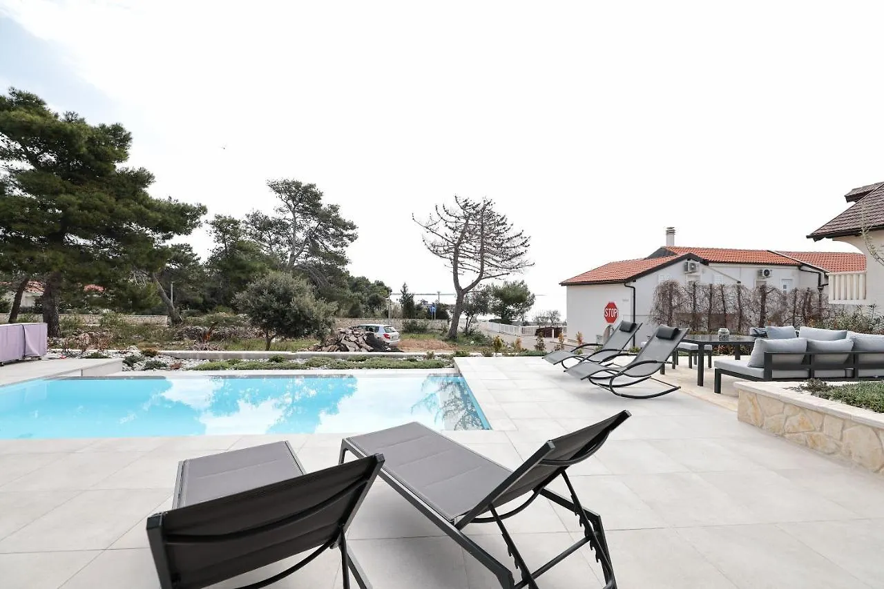 Villa Nessi Vir